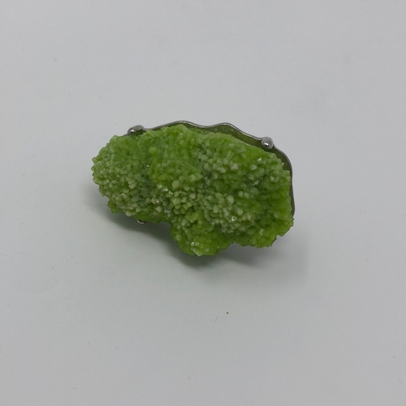 Oversized green crystal cocktail ring - Picture 1 of 3